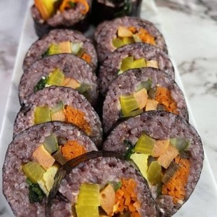 A13. Seaweed Rice Roll (紫菜飯卷 김밥)