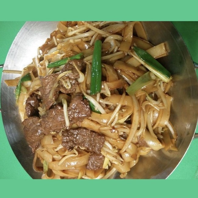 38a. Pan Fried Rice Noodle with Beef
