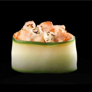 Spicy White Tuna Cucumber Sushi (2pcs)